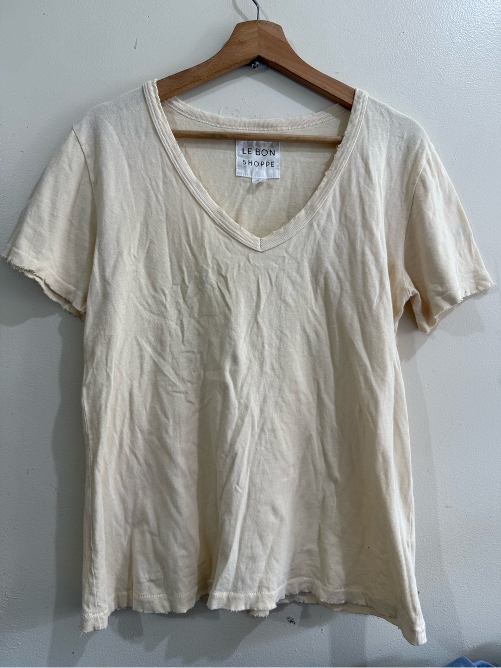 Le Bon Shoppe Women's Short Sleeve V-Neck Tee in Cream